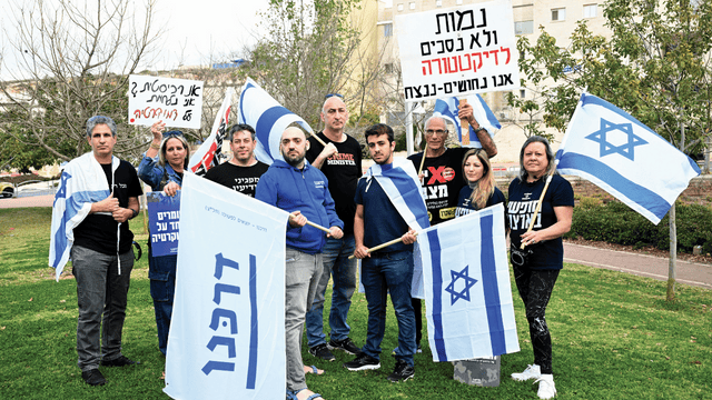 "חובה מוסרית". מימין: חגית הופמן, מורין סימון, חזי מרום, איתי שטינמץ, איתי אלמוג־בר, ניב הדרי, גילעד ביהרי, אורלי זינגר ויהורם גלילי (צילום: קובי קואנקס) "חובה מוסרית". מימין: חגית הופמן, מורין סימון, חזי מרום, איתי שטינמץ, איתי אלמוג־בר, ניב הדרי, גילעד ביהרי, אורלי זינגר ויהורם גלילי