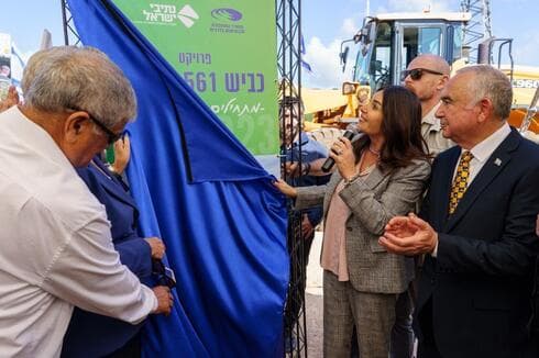 רגב בטקס הסרת הלוט