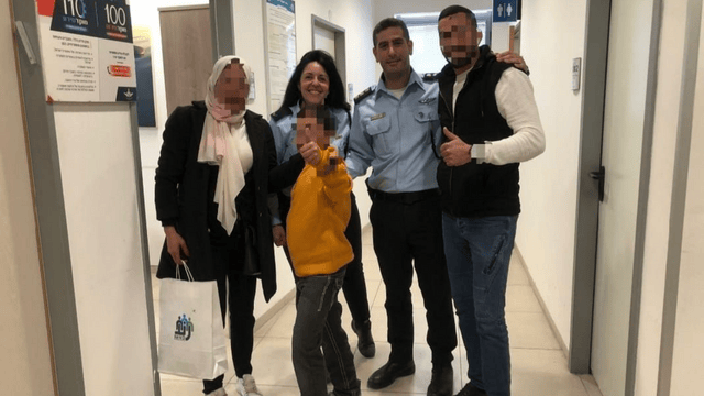 הילד האובד ואימו עם שוטרי תחנת מודיעין 