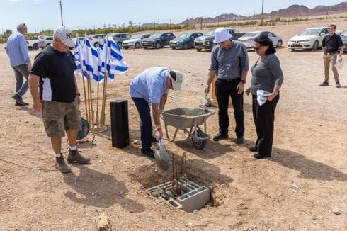 מניחים אבן פינה למיזם 'בית חדש בערבה'