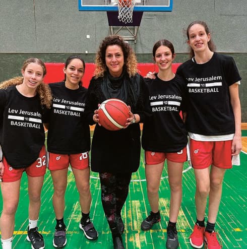 אבוגוב על הפרקט. "נמשיך בעשייה מכל הלב ובכל הכוח"