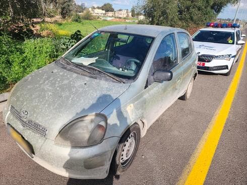הרכב מסוג טויוטה יאריס עימו נסע הנהג