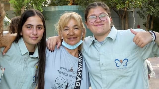 נותנת את הנשמה. נינט (באמצע) וחניכים בסניף