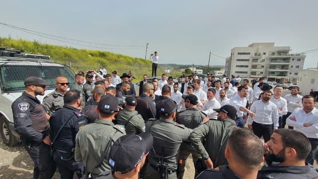 בני ישיבה שהגיעו למקום ניסו למנוע את ההריסה