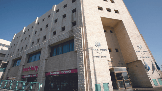 תחנת המשטרה. "בכפוף לחוק" תחנת המשטרה. "בכפוף לחוק"