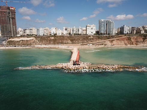שובר גלים בנתניה