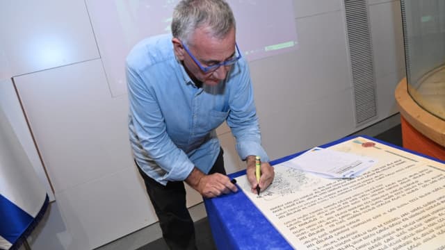 פדלון חותם על מגילת העצמאות