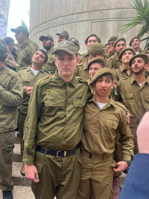מיכאל באנדרטת הנח"ל