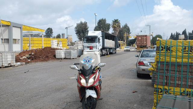 החובשים הגיעו למקום וטיפלו בפצוע