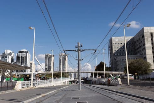 תחנת בילינסון. נמצאת בשיקוע מתחת לגשר המיתרים. תשמש את באי בתי החולים בילינסון ושניידר וכן את המבלים בקניון אבנת והפארק הגדול
(נת"ע) תחנת בילינסון