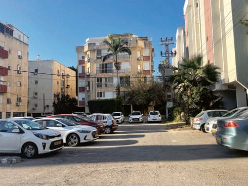 החנייה ברחוב הרב בר שאול (קובי קואנקס) החנייה ברחוב הרב שאול