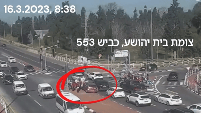 הרכב שנסע לעבר המפגינים