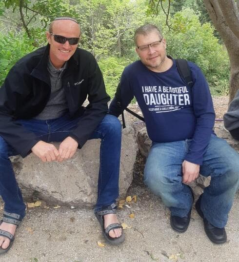 חננאל הס (משמאל) עם מקבל הכליה, עו"ד זיו יאסין (צילום: פרטי) חננאל הס (משמאל) עם מקבל הכליה, עו"ד זיו יאסין