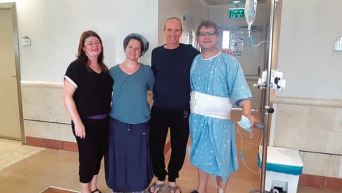 חננאל הס (משמאל) עם מקבל הכליה, עו"ד זיו יאסין בבית החולים בלינסון
חננאל הס (משמאל) עם מקבל הכליה, עו"ד זיו יאסין בבית החולים בלינסון