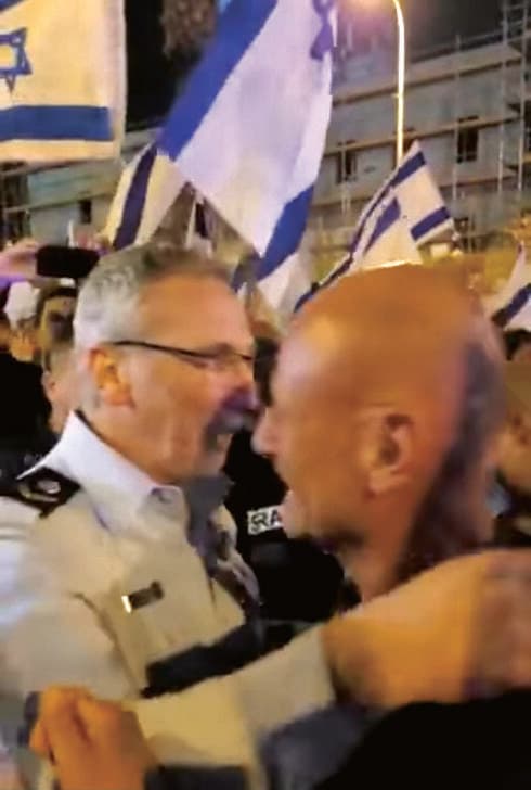 עמי אשד במהלך ההפגנה (צילום: מתוך הרשת החברתית, שימוש לפי סעיף 27א לחוק זכויות יוצרים) עמי אשד במהלך ההפגנה