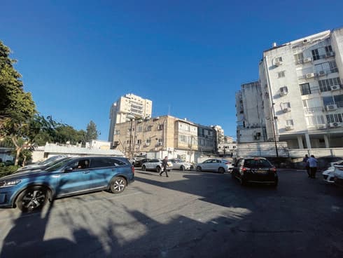 החניה ליד 'פלאפל קריטי' (קובי קואנקס) החניה ליד 'פלאפל קריטי'