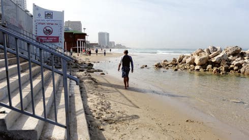 סלעים ואבנים על החוף ובמים. חוף הסלע, השבוע