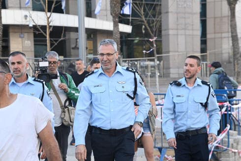 עמי אשד במהלך ההפגנה