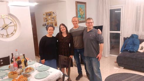 לא מפספסים הזדמנות לבקר אחד את השני (צילום: פרטי) חננאל הס (משמאל) עם מקבל הכליה, עו"ד זיו יאסין