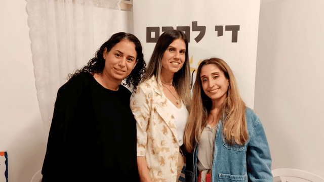 "נשמח לצרף ילדים שמעוניינים להכיר את בני גילם לקבוצה שלנו". מימין: סמדג'ה, קניגסברג־לוי וסולומון (צילום פרטי) "נשמח לצרף ילדים שמעוניינים להכיר את בני גילם לקבוצה שלנו". מימין: סמדג'ה, קניגסברג־לוי וסולומון