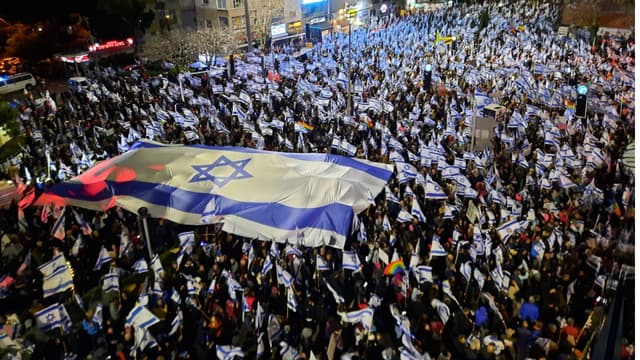 הדגל עובר בין המפגינים
