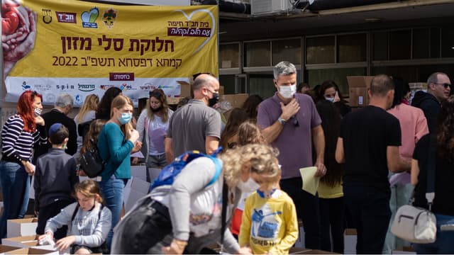 אורזים חבילות מזון בחב"ד חיפה