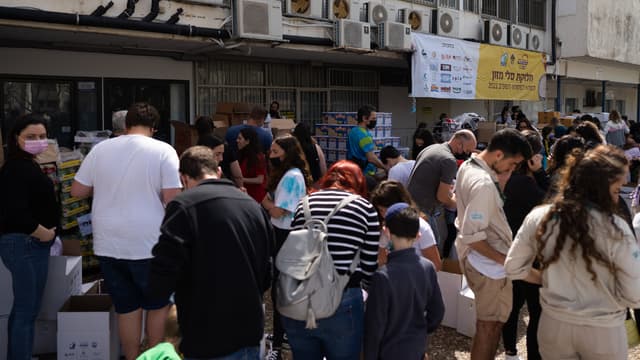 אורזים חבילות מזון בחב"ד חיפה