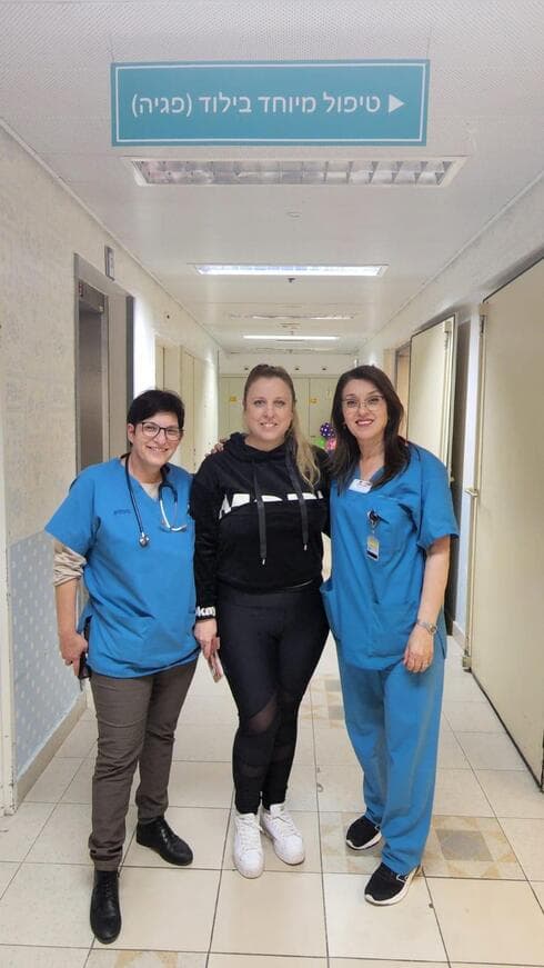 גלית אולמן יחד עם ד"ר צופיה באואר-רוסק, מנהלת הפגייה וחולוד שביטה, מנהלת הסיעוד של הפגייה (צילום: דוברות בית החולים) גלית אולמן יחד עם ד"ר צופיה באואר-רוסק, מנהלת הפגייה וחולוד שביטה, מנהלת הסיעוד של הפגייה