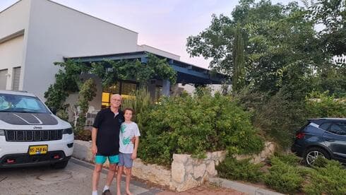 רני שטרן והנכד מור בשכונת "היובל" (צילום: ורדה שטרן) רני שטרן והנכד מור בשכונת "היובל"