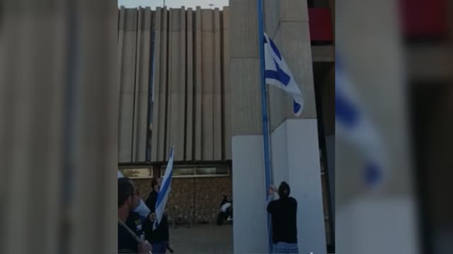 הורדת הדגל לחצי התורן בבאר שבע