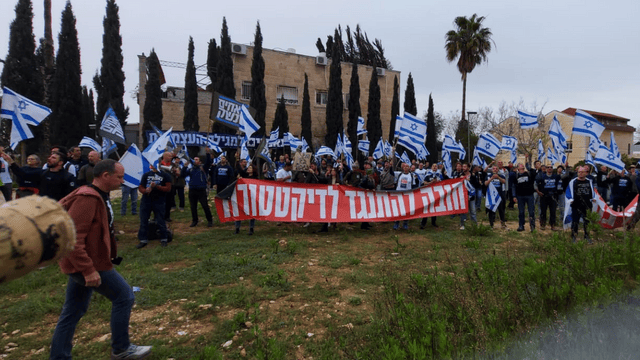 מחאת המילואימניקים מול ביתו הזמני של דרעי (צילום: פרטי) מחאת המילואימניקים מול ביתו הזמני של דרעי