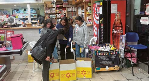 מתנדבי מד"א אוספים מצרכי מזון במרכולים (צילום: פרטי) מתנדבי מד"א אוספים מצרכי מזון במרכולים