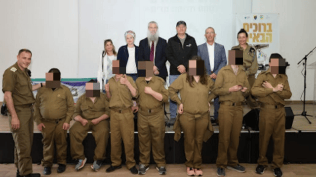 טקס החיול של הנערים במחנה 80
