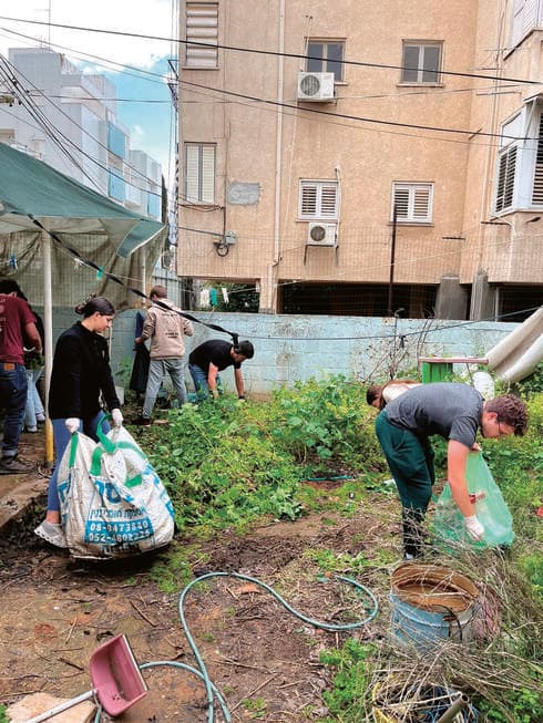 הנערים מנקים סביב מגוריו של ראובן