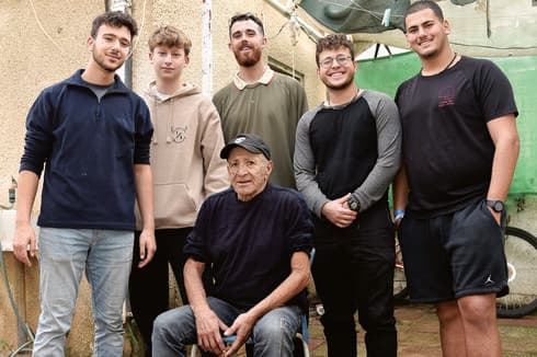 ראובן עם הנערים השבוע. "יש למעלה 'בעל בית' שרואה את הטוב שאני עושה"