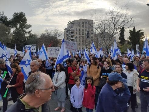 מפגינים מול בית ברקת (צילום: שומרים על הבית המשותף) מפגינים מול בית ברקת