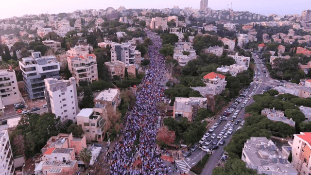 מצעד השפחות בכיכר ספר מוריה מצעד השפחות בכיכר ספר מוריה