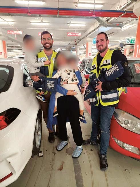 חילוץ פעוטה מרכב בבאר־שבע