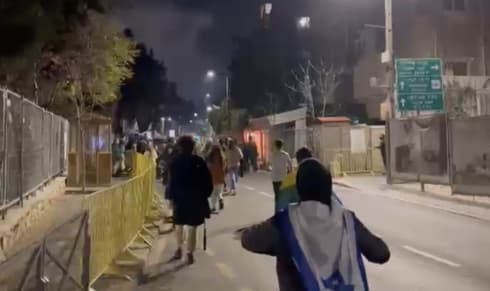 המפגינים מגיעים לפתח ביתו של נתניהו