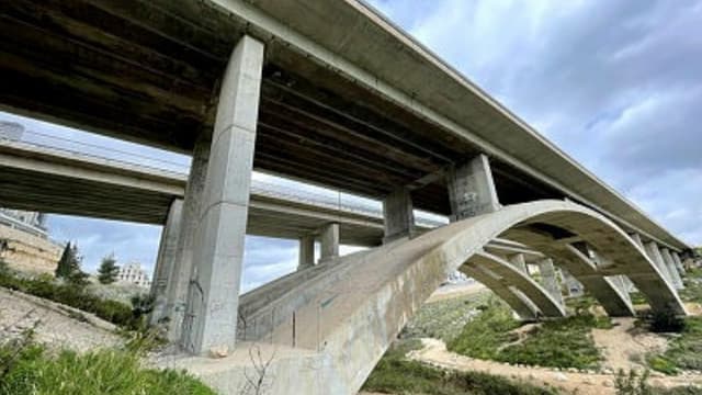 "חייבים פיקוח בשטח". הגשר שבו נפגשים בני הנוער בפארק