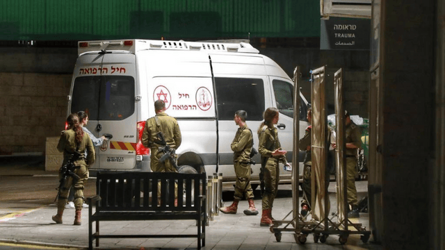 חיילים בבית החולים בילינסון לאחר הפיגוע