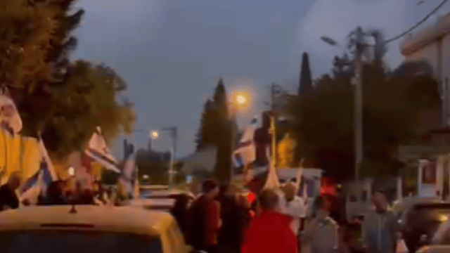 מההפגנה ליד ביתו השר אלי כהן בחולון