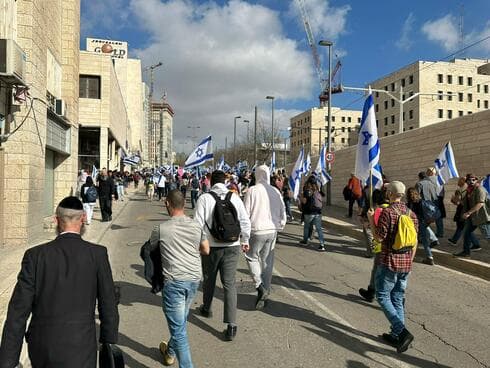חלק מהמפגינים החלו בצעדה לכיוון התחנה המרכזית