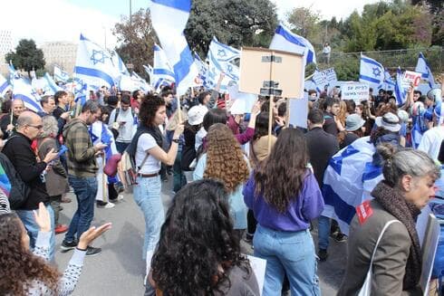 מתאספים מול הכנסת, הבוקר