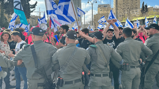 השוטרים בולמים את המפגינים ליד התחנה המרכזית