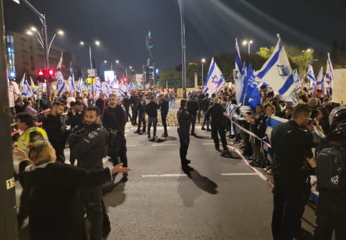 המשטרה חוצצת בין המפגינים