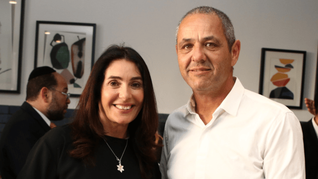 ראש העירייה בפועל ניר בן חיים והשרה מירי רגב (צילום: באדיבות עיריית חדרה) גשר אולגה. יושלם החיבור למחלף הרכבת