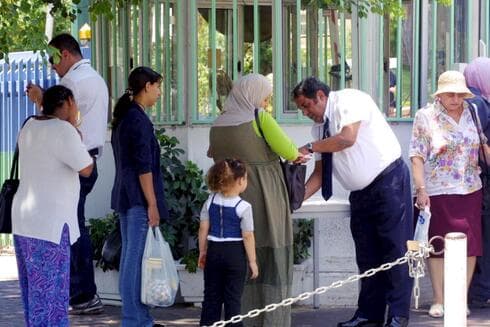בידוק ביטחוני בכניסה לבית החולים מאיר