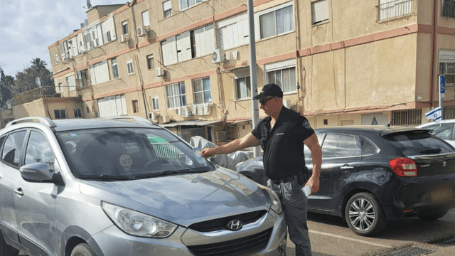 עובד עירייה מניח את הדו"חות הבוקר