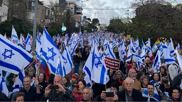 המחאה נמשכת